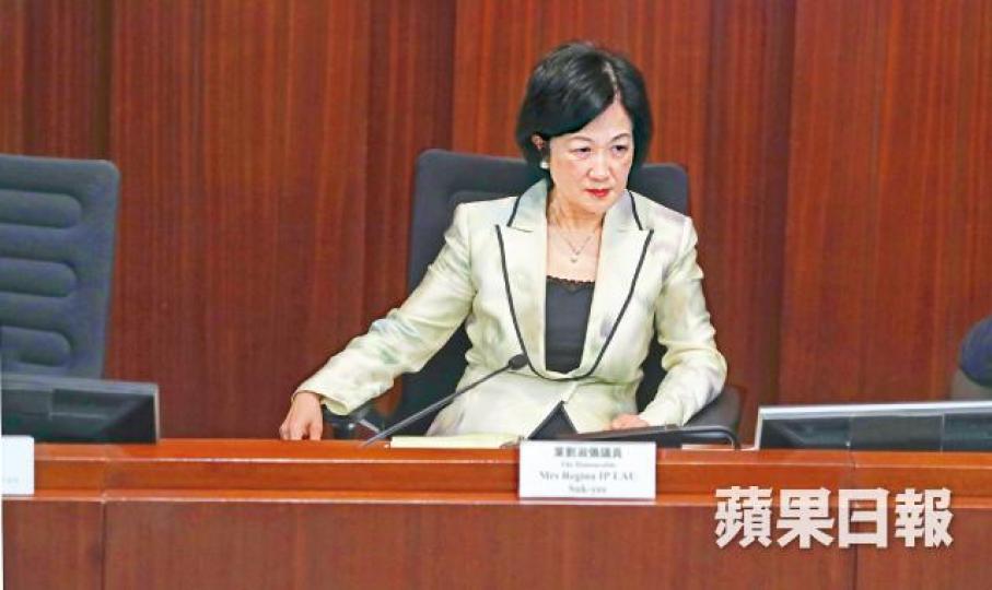 葉劉淑儀■何君堯用手機拍攝並開動閃光燈,更以鬼臉手勢回應民主派抗議。王心義攝■立法會保安將被驅逐的區諾軒抬走。 朱永倫攝■陳淑莊哭訴:「提問題都有錯!」■泛民在表決修正案時站立,手持標語並高叫口號。 葉劉淑儀■何君堯用手機拍攝並開動閃光燈,更以鬼臉手勢回應民主派抗議。王心義攝■立法會保安將被驅逐的區諾軒抬走。 朱永倫攝■陳淑莊哭訴:「提問題都有錯!」■泛民在表決修正案時站立,手持標語並高叫口號。