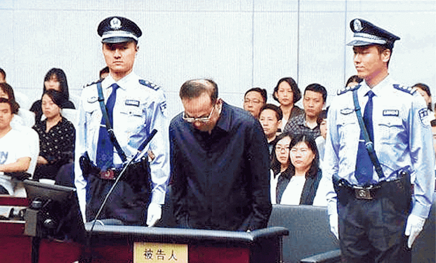 ■孫政才昨日聞判後鞠躬懺悔。 ■孫政才昨日聞判後鞠躬懺悔。