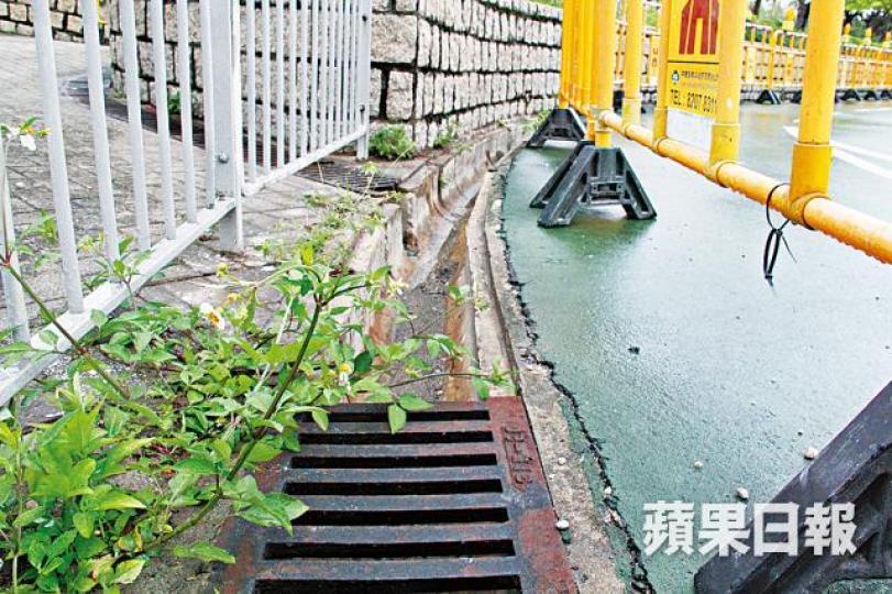 ■環保大道單車徑有逾千渠蓋失竊,承辦商用膠欄杆圍封,防止踩單車人士靠近。 ■環保大道單車徑有逾千渠蓋失竊,承辦商用膠欄杆圍封,防止踩單車人士靠近。