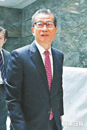 ■財政司司長陳茂波屢涉及交通違例個案。■車cam片段顯示陳茂波座駕駛入巴士線,再爬頭越過幾輛汽車插回行車線。互聯網 ■財政司司長陳茂波屢涉及交通違例個案。■車cam片段顯示陳茂波座駕駛入巴士線,再爬頭越過幾輛汽車插回行車線。互聯網