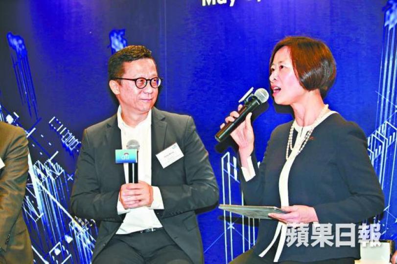■王維基認為做人要專一,身旁嘅花旗香港及澳門區行長伍燕儀應該認同。 ■王維基認為做人要專一,身旁嘅花旗香港及澳門區行長伍燕儀應該認同。