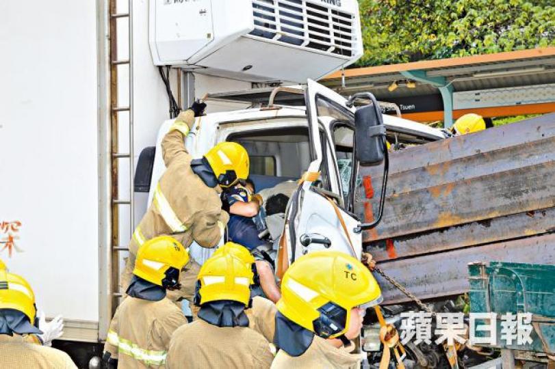 ■工字鐵直插貨車駕駛室,消防到場拯救受困司機。 ■工字鐵直插貨車駕駛室,消防到場拯救受困司機。