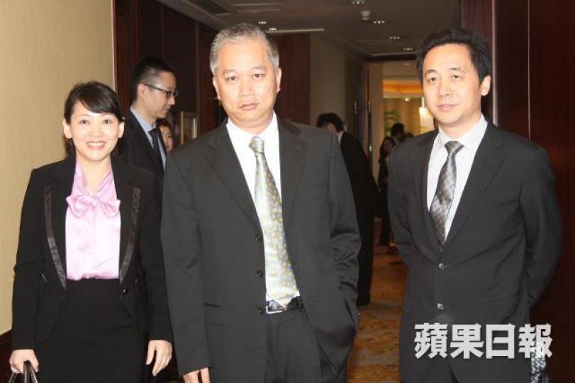 ■康哲藥業主席林剛(中)。資料圖片 ■康哲藥業主席林剛(中)。資料圖片
