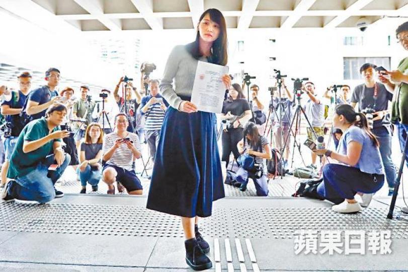■周庭昨提出選舉呈請,坦言難料勝算。朱永倫攝 ■周庭昨提出選舉呈請,坦言難料勝算。朱永倫攝