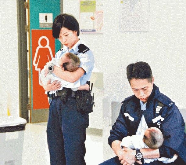 ■被棄家中的孖B昨由男女警員抱往北區醫院檢查。周鴻熙攝 ■被棄家中的孖B昨由男女警員抱往北區醫院檢查。周鴻熙攝