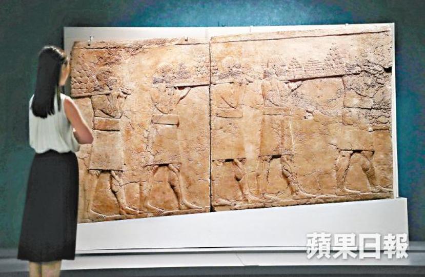 ■「刻有男子扛水果到宴會的浮雕」首次在大英博物館以外展出。許頌明攝 ■「刻有男子扛水果到宴會的浮雕」首次在大英博物館以外展出。許頌明攝