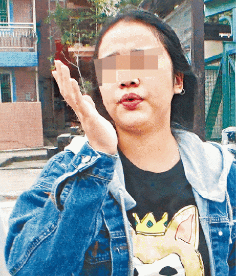 ■年輕媽媽昨首度現身,激動否認將孖仔獨留在家。張家豪攝 ■年輕媽媽昨首度現身,激動否認將孖仔獨留在家。張家豪攝