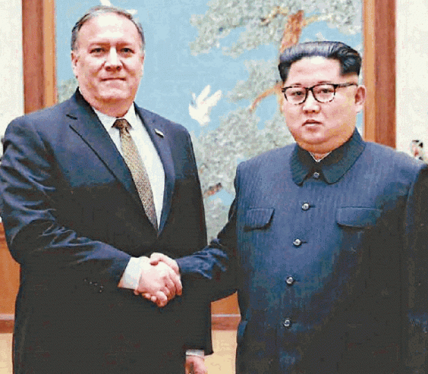 ■蓬佩奧上月上一次秘訪平壤時與北韓領導人金正恩合照。 ■蓬佩奧上月上一次秘訪平壤時與北韓領導人金正恩合照。