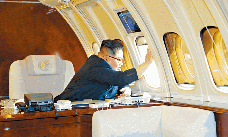 ■金正恩在專機內揮手。■鄧小平(左)於1983年曾在棒棰島晤金日成。 ■金正恩在專機內揮手。■鄧小平(左)於1983年曾在棒棰島晤金日成。
