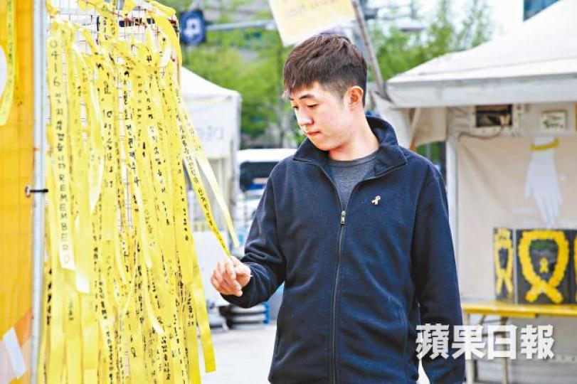 ■義工韓佳男見證親政府團體不斷抹黑死難者家屬,深感無奈。 ■義工韓佳男見證親政府團體不斷抹黑死難者家屬,深感無奈。