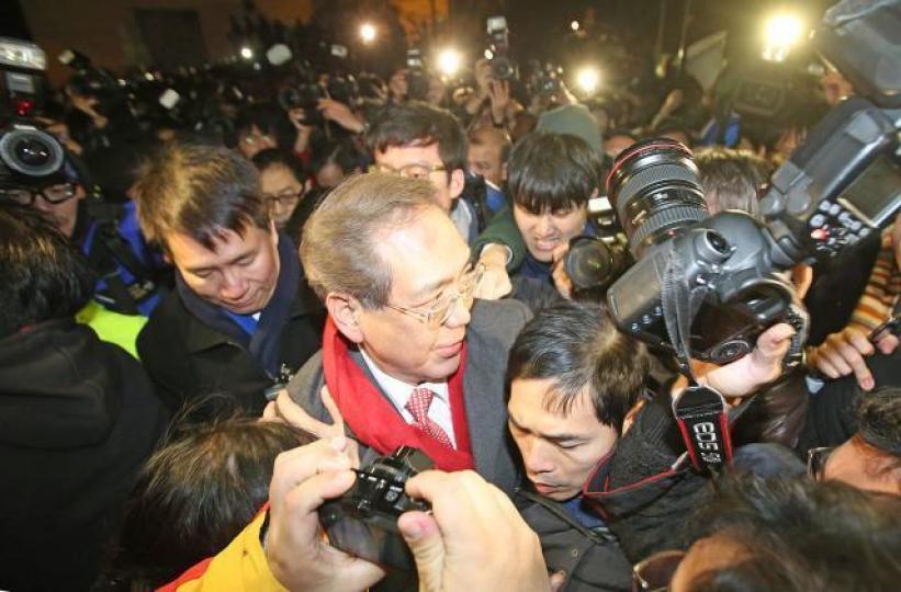 ■李國章(紅領呔)在2016年遭學生包圍,他表示當時非常驚怕及覺得有生命危險。資料圖片 ■李國章(紅領呔)在2016年遭學生包圍,他表示當時非常驚怕及覺得有生命危險。資料圖片