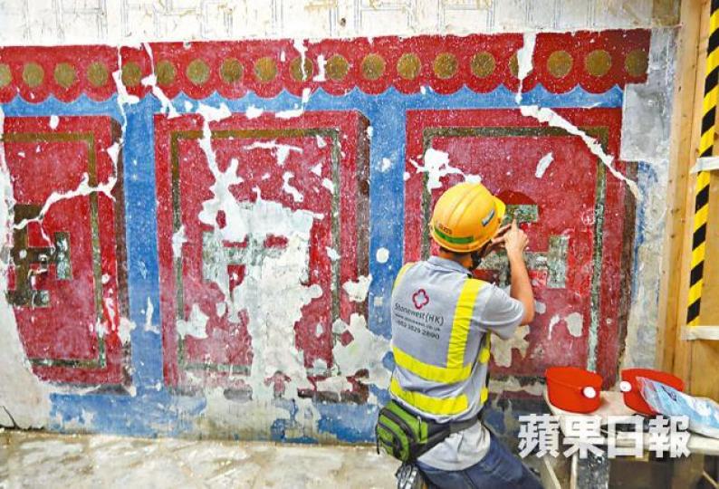■工人正修復小教堂內的壁畫。 ■工人正修復小教堂內的壁畫。