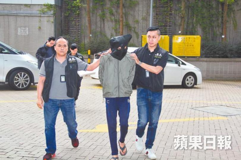 ■探員將其中一名疑犯押返警署調查。徐雲庭攝 ■探員將其中一名疑犯押返警署調查。徐雲庭攝