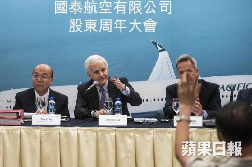 ■國泰主席史樂山（中）指集團業務今年似乎漸見改善。方家遠攝