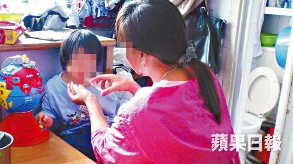 ■訪問期間,茹母以針筒餵女兒飲水。徐雲庭攝■茹父指照顧一對唐氏綜合症孩子令他心力交瘁。 ■訪問期間,茹母以針筒餵女兒飲水。徐雲庭攝■茹父指照顧一對唐氏綜合症孩子令他心力交瘁。