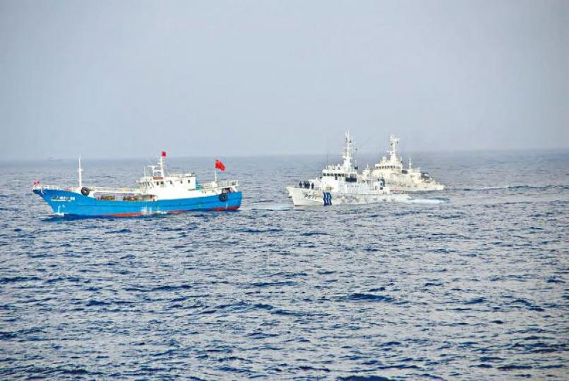 ■中日將開設兩國軍官熱線,應付突發事件;圖為中國漁船與日艦在東海對峙。資料圖片 ■中日將開設兩國軍官熱線,應付突發事件;圖為中國漁船與日艦在東海對峙。資料圖片
