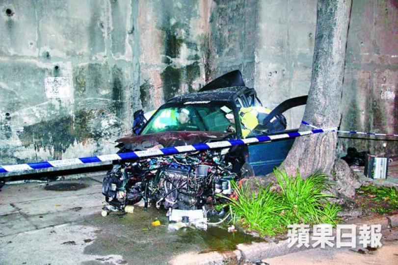 ■肇事私家車撼護土牆,車頭嚴重損毀。李家傑攝 ■肇事私家車撼護土牆,車頭嚴重損毀。李家傑攝