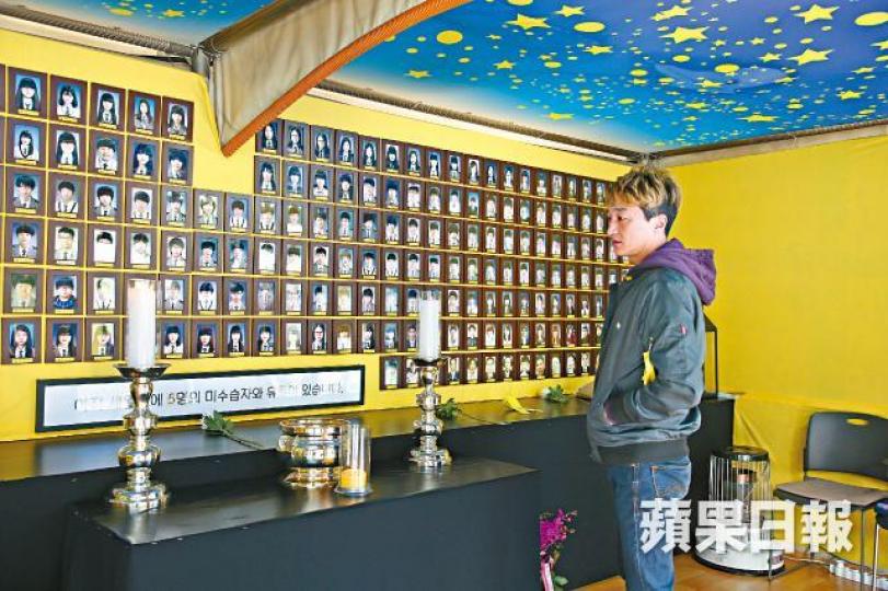 ■劫後餘生,生還者金成默雖然在事發時救了一名幼童,但他仍為未能救出更多人而內疚多年。馬泉崇攝■光化門的抗爭象徵家屬未忘追尋真相。■設於光化門的臨時焚香所。■光化門一道拱門掛滿死難者遺像。■不時有民眾送花向死難者致哀。■每條黃絲帶,都是哀痛和悼念。 ■劫後餘生,生還者金成默雖然在事發時救了一名幼童,但他仍為未能救出更多人而內疚多年。馬泉崇攝■光化門的抗爭象徵家屬未忘追尋真相。■設於光化門的臨時焚香所。■光化門一道拱門掛滿死難者遺像。■不時有民眾送花向死難者致哀。■每條黃絲帶,都是哀痛和悼念。