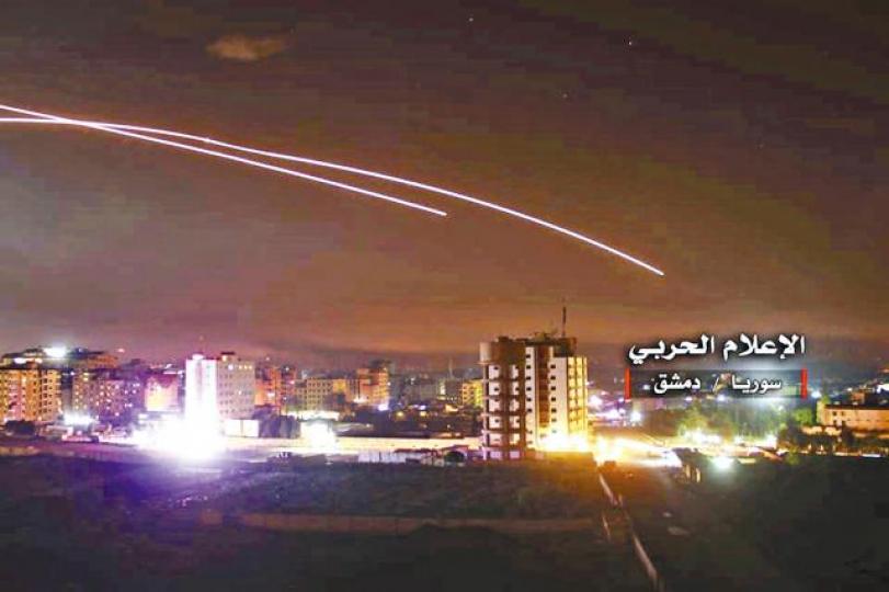 ■敍軍發佈以軍用導彈夜襲首都大馬士革的伊朗軍事基地相片。 美聯社 ■敍軍發佈以軍用導彈夜襲首都大馬士革的伊朗軍事基地相片。 美聯社