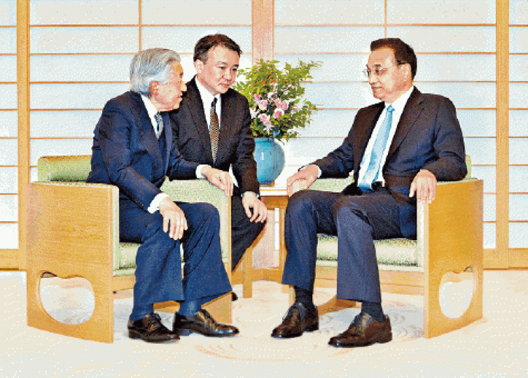 ■李克強(右)昨拜會日皇明仁(左)。路透社 ■李克強(右)昨拜會日皇明仁(左)。路透社