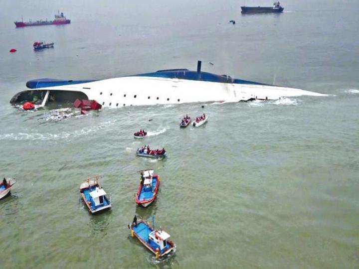■世越號2014年沉沒後,死者家屬一直逃不出陰霾。■失去兒子的鄭星旭正展開新一輪絕食,要求政府將曾參與調查的人員剔出第二次調查委員會。馬泉崇攝■金泳五手機留着亡女金柳敏1歲時的肖像畫,朝夕懷念。■沉沒後4年,世越號昨日終於「站起來」,以便徹底搜尋失蹤者遺骸。 ■世越號2014年沉沒後,死者家屬一直逃不出陰霾。■失去兒子的鄭星旭正展開新一輪絕食,要求政府將曾參與調查的人員剔出第二次調查委員會。馬泉崇攝■金泳五手機留着亡女金柳敏1歲時的肖像畫,朝夕懷念。■沉沒後4年,世越號昨日終於「站起來」,以便徹底搜尋失蹤者遺骸。