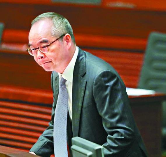 ■劉江華減薪議案在建制派護航下否決。資料圖片
■劉江華減薪議案在建制派護航下否決。資料圖片