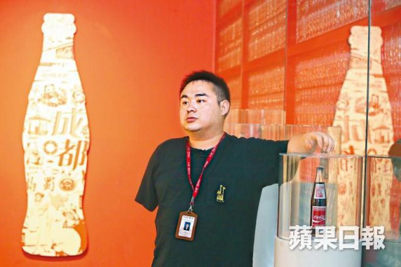 ■喜歡喝可樂的薛梟現在成都可口可樂博物館工作。王子俊攝■薛梟被救出時與救援人員提到「喝可樂」的約定被稱「可樂男孩」。■薛梟入院需切除受傷的右臂,父母給他買最愛的可樂。 ■喜歡喝可樂的薛梟現在成都可口可樂博物館工作。王子俊攝■薛梟被救出時與救援人員提到「喝可樂」的約定被稱「可樂男孩」。■薛梟入院需切除受傷的右臂,父母給他買最愛的可樂。