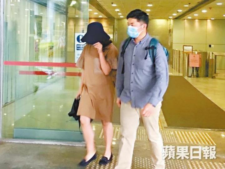 ■被告秦兆雅(左)獲判緩刑後與親友離庭。勞東來攝 ■被告秦兆雅(左)獲判緩刑後與親友離庭。勞東來攝