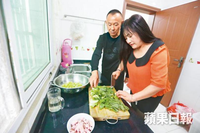 ■吳加芳與未婚妻劉小姐在新居準備晚飯。王子俊攝■吳加芳在家鄉綿竹當泥水工,日薪百幾至兩百元人民幣。 ■吳加芳與未婚妻劉小姐在新居準備晚飯。王子俊攝■吳加芳在家鄉綿竹當泥水工,日薪百幾至兩百元人民幣。
