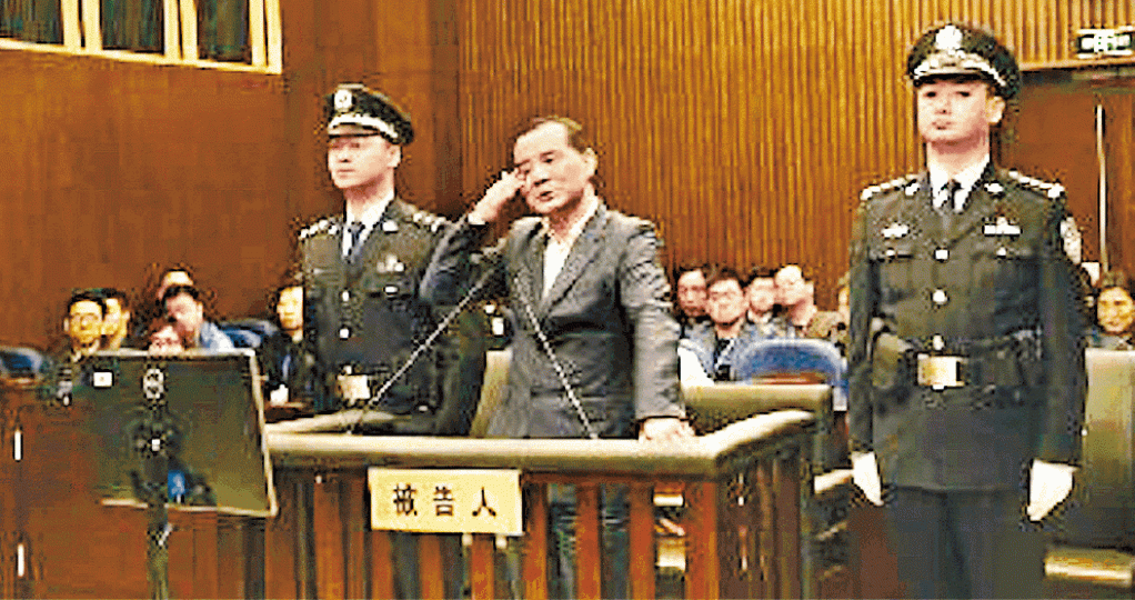 ■吳小暉在3月開審初時用「不懂法律」自辯,但最後突然認罪,望從輕發落。■鄧小平外孫女鄧卓芮曾與吳小暉結婚。■鄧小平極為疼錫鄧卓芮。 ■吳小暉在3月開審初時用「不懂法律」自辯,但最後突然認罪,望從輕發落。■鄧小平外孫女鄧卓芮曾與吳小暉結婚。■鄧小平極為疼錫鄧卓芮。