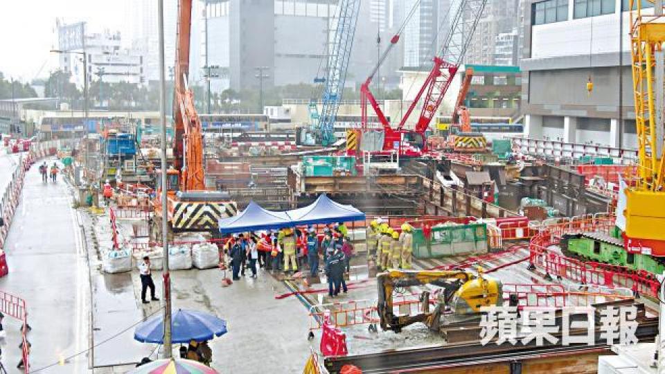 ■沙中綫地盤工人進行挖掘工作期間發現懷疑炸彈,大批警員及消防到場調查及戒備。鄭大康攝 ■沙中綫地盤工人進行挖掘工作期間發現懷疑炸彈,大批警員及消防到場調查及戒備。鄭大康攝