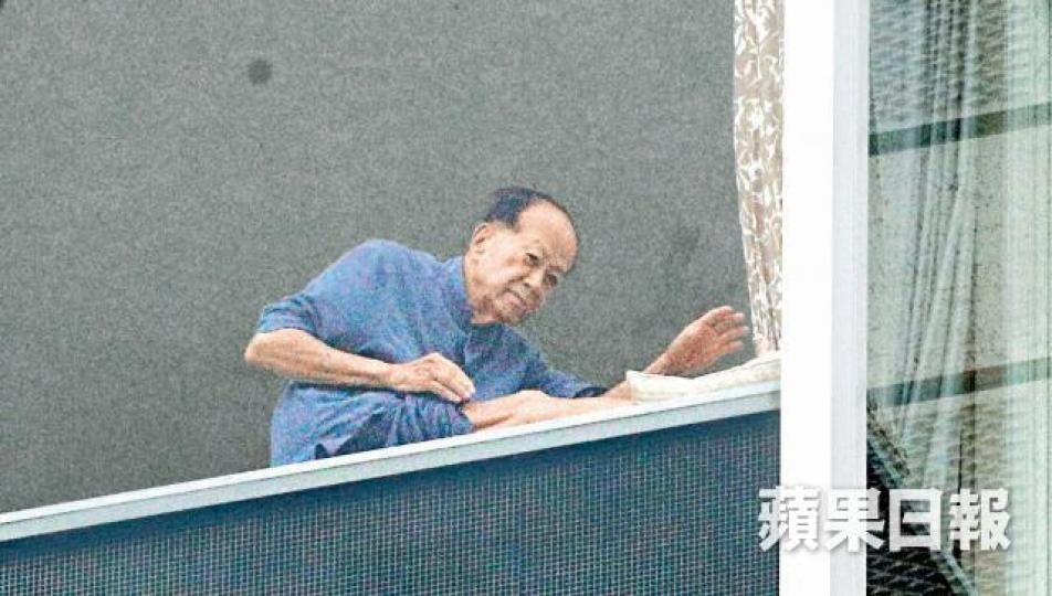■李嘉誠昨早上7時許在大宅內做早操。張志華攝 ■李嘉誠昨早上7時許在大宅內做早操。張志華攝
