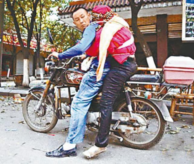■吳加芳十年前因被拍下將亡妻背回家而被封「最有情義的丈夫」。 ■吳加芳十年前因被拍下將亡妻背回家而被封「最有情義的丈夫」。