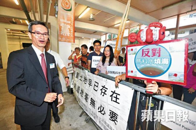 ■大批馬鞍山居民昨斥土地小組主席黃遠輝不尊重民意。 ■大批馬鞍山居民昨斥土地小組主席黃遠輝不尊重民意。