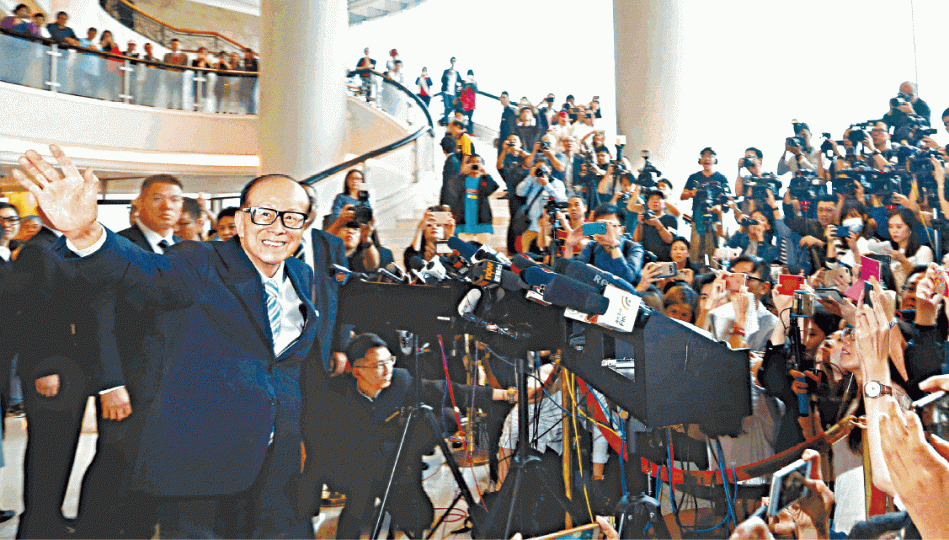 ■李嘉誠昨在股東會結束後,向一眾股東及傳媒道謝。路透社 ■李嘉誠昨在股東會結束後,向一眾股東及傳媒道謝。路透社