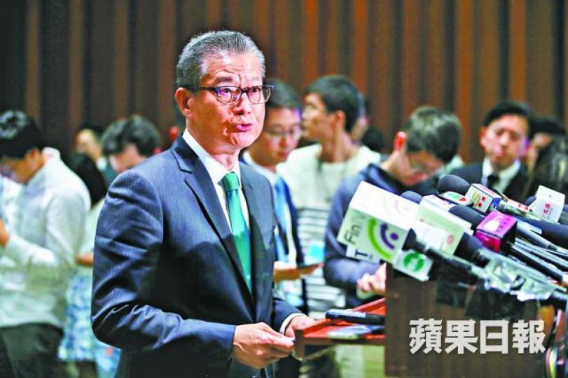 ■陳茂波的財政預算案昨遭泛民建制夾擊。何柏佳攝財政預算案 ■陳茂波的財政預算案昨遭泛民建制夾擊。何柏佳攝財政預算案