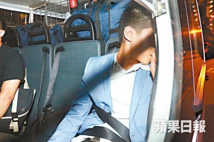 ■被押上飛鵝山的西裝男協助警方調查。黎志偉攝■數名南亞漢涉行劫被警方拘捕。 ■被押上飛鵝山的西裝男協助警方調查。黎志偉攝■數名南亞漢涉行劫被警方拘捕。
