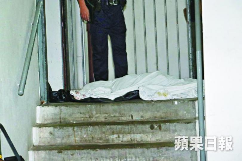 ■女死者屍體被白布覆蓋。 ■女死者屍體被白布覆蓋。