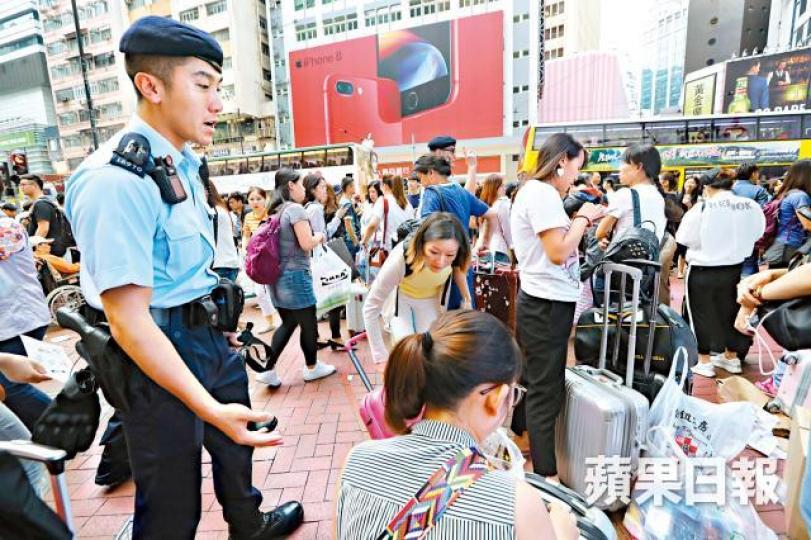 ■警方昨日驅散阻塞銅鑼灣行人路的內地客。易仰民攝■不少內地客在行人路上擺放戰利品,佔領行人路。■大批內地客昨日為大減價活動來港,逼爆崇光各樓層。 ■警方昨日驅散阻塞銅鑼灣行人路的內地客。易仰民攝■不少內地客在行人路上擺放戰利品,佔領行人路。■大批內地客昨日為大減價活動來港,逼爆崇光各樓層。