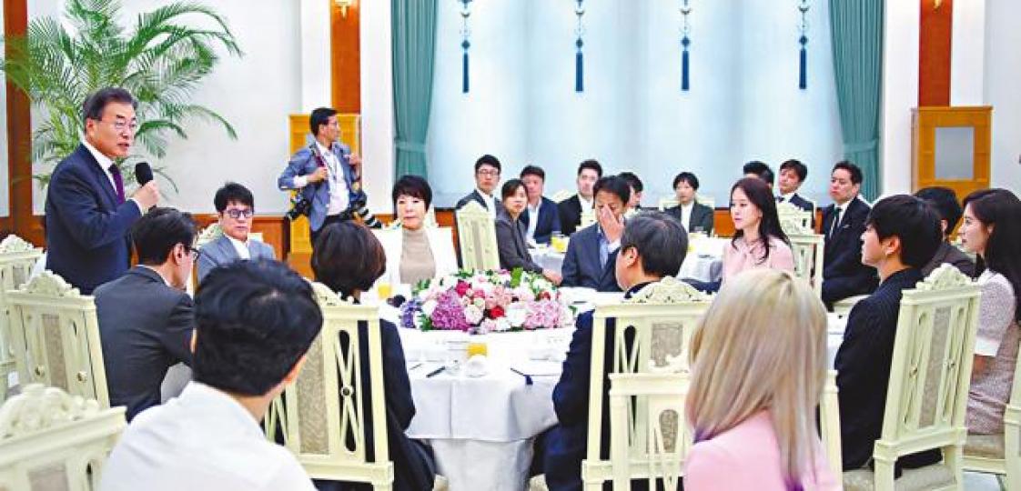 ■文在寅(左)昨招待上月曾到平壤表演的南韓歌手。 ■文在寅(左)昨招待上月曾到平壤表演的南韓歌手。