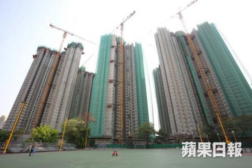 ■2017/18年度公屋及居屋的總建屋量應為1.91萬,惟據房委會網頁最新數字顯示,該年度的建屋量僅約1.36萬個單位,較預期少近三成。 ■2017/18年度公屋及居屋的總建屋量應為1.91萬,惟據房委會網頁最新數字顯示,該年度的建屋量僅約1.36萬個單位,較預期少近三成。