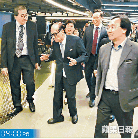 ■下午李嘉誠突現身長江中心的超市「巡視業務」,吸引不少市民拍照。金敏琍攝■李嘉誠早上離開大宅時友善任記者拍照。劉永明攝■往北角殯儀館送別友好的李嘉誠,約一小時後離開。 ■下午李嘉誠突現身長江中心的超市「巡視業務」,吸引不少市民拍照。金敏琍攝■李嘉誠早上離開大宅時友善任記者拍照。劉永明攝■往北角殯儀館送別友好的李嘉誠,約一小時後離開。
