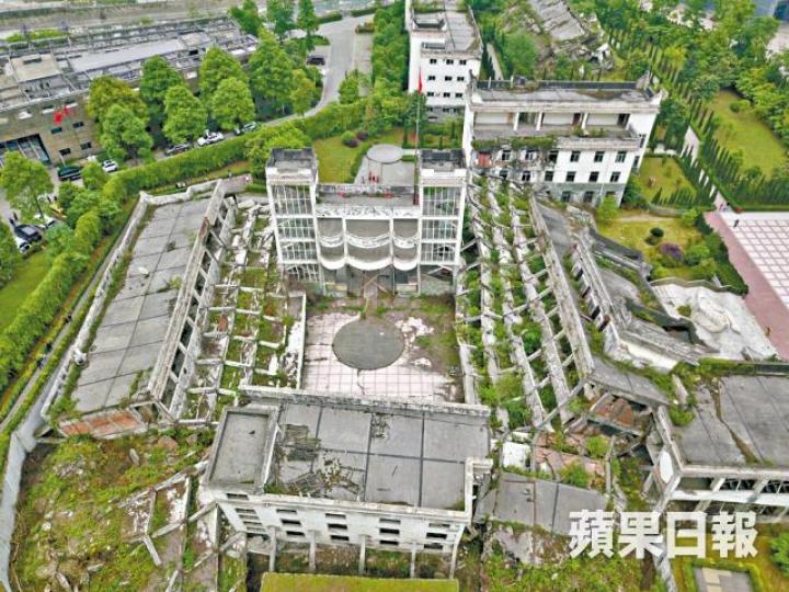 ■映秀漩口中學地震遺址航拍圖,未倒的校舍多已下塌了一兩層。陳海威攝■北川地震遺址內,多架車輛被壓在下塌的大樓下。王子俊攝 ■映秀漩口中學地震遺址航拍圖,未倒的校舍多已下塌了一兩層。陳海威攝■北川地震遺址內,多架車輛被壓在下塌的大樓下。王子俊攝
