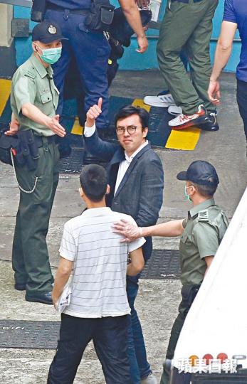 ■吳文遠罪成後即時押往荔枝角收押所。陳善南攝馮程淑儀■裁判官指吳曾在facebook貼文,認為他披露調查是為提高知名度。 ■吳文遠罪成後即時押往荔枝角收押所。陳善南攝馮程淑儀■裁判官指吳曾在facebook貼文,認為他披露調查是為提高知名度。