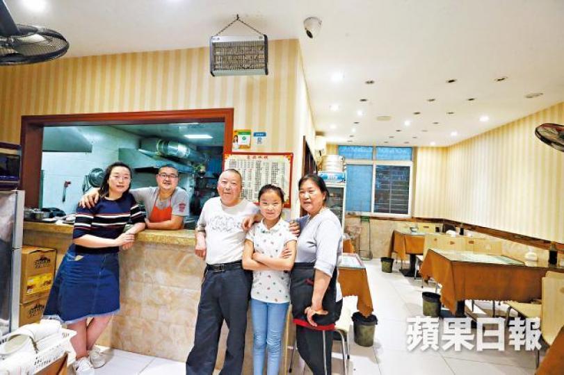 ■王明章(左二)王雪梅(左一)夫婦在店內與父母和女兒合照。■北川舊縣城災民已遷到20多公里外的北川新城安置。 ■王明章(左二)王雪梅(左一)夫婦在店內與父母和女兒合照。■北川舊縣城災民已遷到20多公里外的北川新城安置。