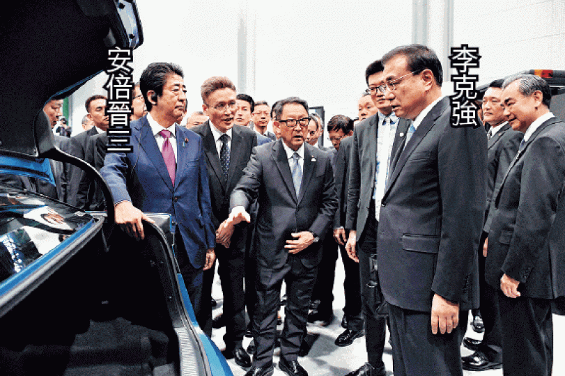 ■李克強與安倍晉三昨參觀豐田北海道工廠。路透社