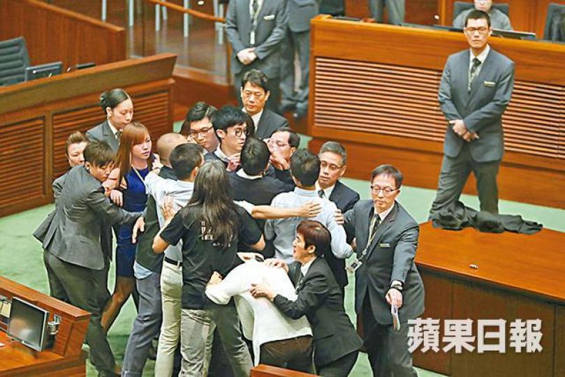 ■梁、游前年11月硬闖立會會議室宣誓,多名保安上前阻止。資料圖片 ■梁、游前年11月硬闖立會會議室宣誓,多名保安上前阻止。資料圖片