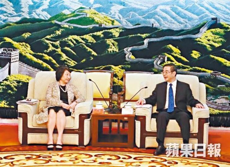 ■鄭若驊兩周內兩度訪京;圖為她日前與國家首席大法官周強會面。 ■鄭若驊兩周內兩度訪京;圖為她日前與國家首席大法官周強會面。