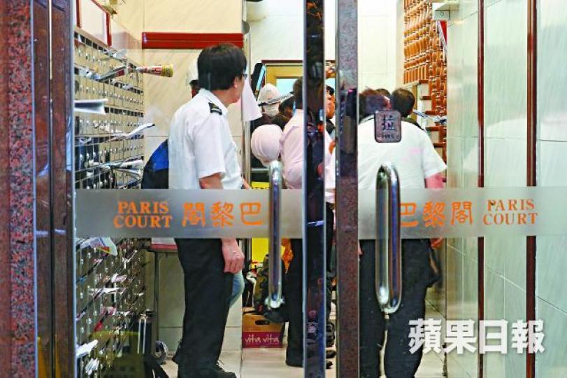 ■上水名都昨發生奪命升降機意外,一名女住戶倒斃(車立)槽,警方及機電署人員到場調查。司徒韋桐攝 ■上水名都昨發生奪命升降機意外,一名女住戶倒斃(車立)槽,警方及機電署人員到場調查。司徒韋桐攝