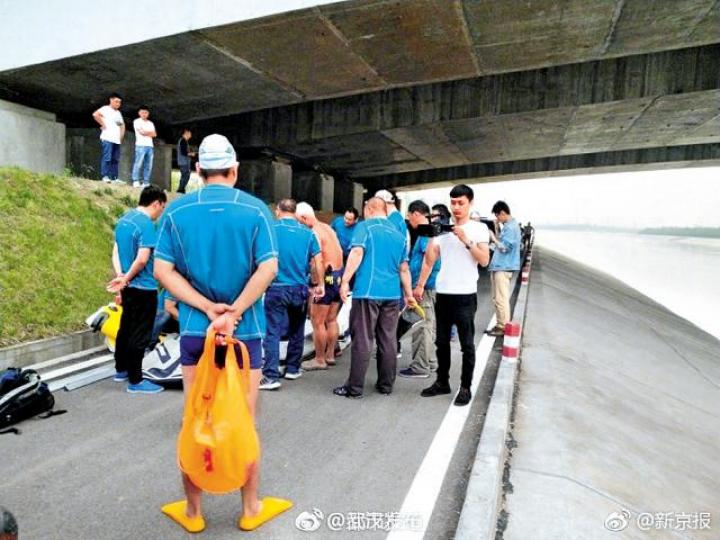 ■劉振華犯案後棄車跳河，當局派員搜捕稱「活要見人，死要見屍」。